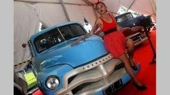 Perempuan Bertato dan Mobil Hot Rod