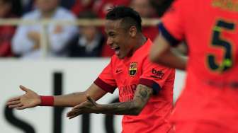 Pemain Barcelona Neymar merayakan golnya ke gawang Sevilla guna membuat skuatnya unggul 2-0. REUTERS/Marcelo del Pozo