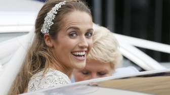 Kim Sears, istri Andy Murray tersenyum sesaat sebelum meninggalkan Katedral, Sabtu (12/4/2015) (Reuters/Russel Cheyne)
