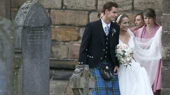 Andy Murray dan istrinya, Kim Sears setelah resmi menikah di Katedral, Sabtu (12/4/2015) (Reuters/Russel Cheyne)