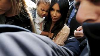 Kim Kardashian Baptiskan Putrinya di Gereja Tua Yerusalem