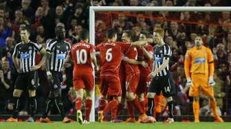 Pemain Liverpool rayakan gol ke gawang Newcastle (14/4) [Reuters/Lee Smith]