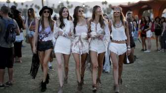 Model pakaian dalam Victoria Secret Alessandra Ambrosio bersama rekan-rekannya di Coachella Valley Music and Arts Festival, (12/4). [Reuters/Lucy Nicholson]