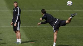 Pemain Real Madrid Cristiano Ronaldo (kanan) beraksi menendang bola saat mereka latihan di Valdebebas, (13/4). REUTERS/Susana Vera