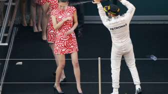 Semprot Wajah Gadis Podium dengan Sampanye, Hamilton Dikritik