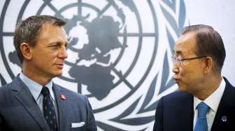 Aktor pemeran James Bond, Daniel Craig, disambut Sekretaris Jenderal Perserikatan Bangsa-Bangsa (PBB) Ban Ki Moon di markas besar New York, Amerika Serikat, (14/4). [Reuters/Lucas Jackson]