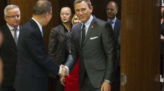 Aktor pemeran James Bond, Daniel Craig, disambut Sekretaris Jenderal Perserikatan Bangsa-Bangsa (PBB) Ban Ki Moon di markas besar New York, Amerika Serikat, (14/4). [Reuters/Lucas Jackson]