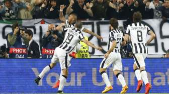 Pemain Juventus Arturo Vidal (tengah) merayakan golnya ke gawang AS Monaco dari titik penalti (14/4). Reuters/Giorgio Perottino