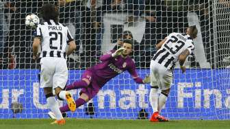 Pemain Juventus Arturo Vidal mencetak gol ke gawang AS Monaco dari titik penalti (14/4). Reuters/Giorgio Perottino