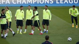 Para pemain Barcelona melakukan sesi latihan di Parc des Princes stadium di Paris, (14/4/), (Reuters/Gonzalo Fuentes)