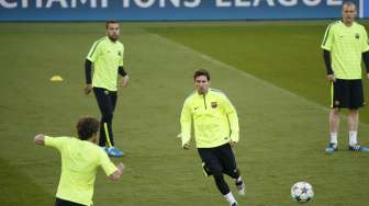 Pemain Barcelona Lionel Messi mengikuti latihan bersama rekan setimnya di Parc des Princes stadium di Paris, (14/4/), (Reuters/Gonzalo Fuentes)