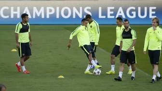 Pemain Barcelona Neymar (tengah) mengontrol bola saat sesi latihan di Parc des Princes (14/4), (Reuters/Gonzalo Fuentes)