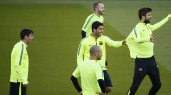 Lionel Messi, Luis Suarez dan Gerard Pique mengikuti sesi latihan Barcelona di Parc des Princes. Reuters/Gonzalo Fuentes'