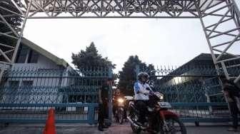 menggeledah kantor Perusahaan Umum Percetakan Negara di Jalan Percetakan Negara 21, Jakarta Pusat, Rabu (15/4). [Kurniawan Mas'ud]