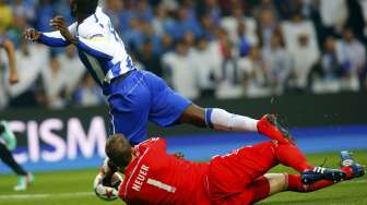 Manuel Neuer menjatuhkan pemain Porto Jackson Martinez (16/4)[Miguel Vidal]