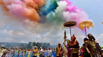 Ribuan orang ikut ambil bagian dalam festival semprot air di Xizhuangbanna, Jinghong, dan Menglian di Provinsi Yunnan, (15/4). [Reuters/Wong Campion/China Daily]