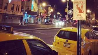 Jalanan New York Dipasang Papan Larangan Goda Perempuan