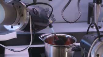 VIDEO: Robot Bisa Memasak Ini Calon PRT Masa Depan