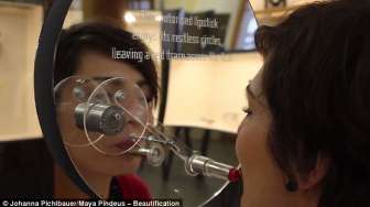 Robot Ini Bisa Menerapkan Riasan Wajah