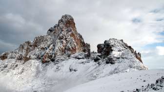 Puncak Bersalju di Gurun Afrika