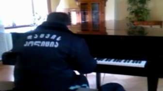VIDEO: Wow, Maestro Piano Itu Adalah Seorang Satpam