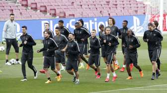 Pemain PSG tengah menjalani latihan guna menghadapi Barcelona di leg kedua perempat final Liga Champions (21/4) [Reuters/Gustau Nacarico]