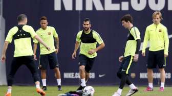 Para pemain Barcelona berlatih di Joan Gamper jelang leg kedua perempat final Liga Champions kontra PSG (21/4) [Reuters/Albert Gea]