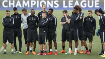 Pemain PSG tengah menjalani latihan guna menghadapi Barcelona di leg kedua perempat final Liga Champions (21/4) [Reuters/Gustau Nacarico]