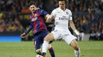Lionel Messi (kiri) berebut bola dengan bek PSG David Luiz (21/4) [Reuters/ Gustau Nacarino]