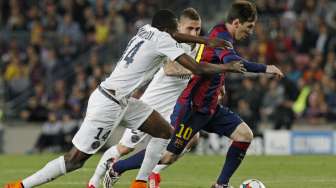 Pemain PSG Blaise Matuidi mencoba menghentikan laju Lionel Messi [Reuters/Gustau Nacarino]