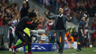 Reaksi pelatih Bayern Munich Joseph Guardiola usai pemainnya mencetak gol ke gawang Porto (21/4) [Reuters/Kai Pfaffenbach]