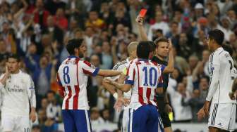 Wasit mengusir pemain Atletico Arda Turan saat berhadapan dengan Madrid di leg kedua babak perempat final Liga Champions (23/4) [Reuters/Sergio Perez]