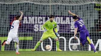 Pemain Fiorentina Mario Gomez mencetak gol ke gawang Kiev (24/4) [Reuters/Max Rossi]