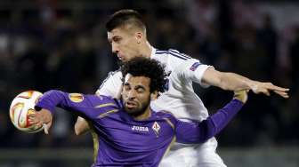 Pemain Fiorentina Muhammad Salah (bawah)  berebut bola dengan pemain Kiev Yevhen Khacheridi (24/4) [Reuters/Max Rossi]