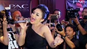 Krisdayanti Nyinden di Konser "Traya"