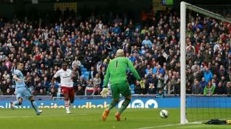 Sergio Aguero mencetak gol ke gawang Aston Villa (26/4) [Reuters/Jason Carinduff]