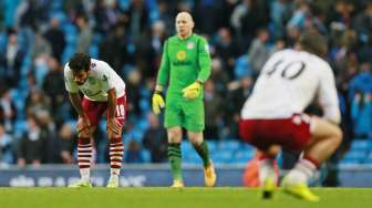 Pemain Aston Villa terlihat kecewa usai pertandingan (26/4) [Reuters/Jason Cairnduff]