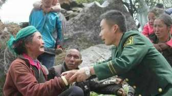 Menyedihkan, Relawan Gempa Nepal Gali Puing dengan Tangan Kosong