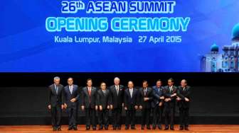 Presiden Rep.blik Indonesia Joko Widodo (kedua kanan) berfoto bersama sembilan kepala Negara Asean.