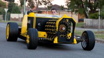 VIDEO: Wow, Pemuda 20 Tahun Buat Mobil dari Kepingan Lego