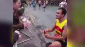 Romantis, Lelaki Ini Lamar Kekasih di Tengah Lomba Marathon