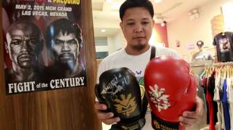 Berbagai suvenir Manny Pacquiao yang dijual di sebuah toko di Metro Manila, Filipina jelang laga melawan Floyd Mayweather Jr 2 Mei 2015 mendatang.