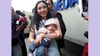 Gisella Anastasia saat bersama buah hatinya, Gempita Nora Marten, di Studio TransTV, Jakarta Selatan, Selasa (28/4/2015). [Suara.com/Nanda Hadiyanti]