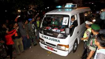 Mobil-mobil ambulans yang membawa peti-peti jenazah terpidana mati tiba di dermaga penyeberangan Wijaya Pura, Cilacap, Jateng, Rabu (29/4/2015) dini hari. (Reuters/Beawiharta)