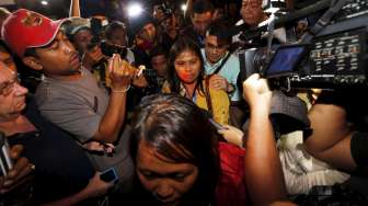 Kerabat Mary Jane Veloso tiba di dermaga penyeberangan Wijaya Pura, Cilacap, Jateng, Rabu (29/4/2015) dini hari. (Reuters/Beawiharta)