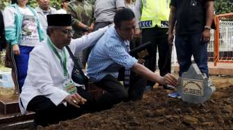 Seorang Ustadz menemani kerabat Zaenal Abidin, terpidana mati kasus narkoba yang dieksekusi pada Rabu (29/4/2015) dini hari.