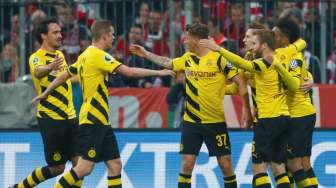 Para pemain Borussia Dortmund merayakan gol ke gawang Bayern Munich saat semifinal DFB Pokal di Allianz Arena (29/4). Reuters/Michaela Rehle