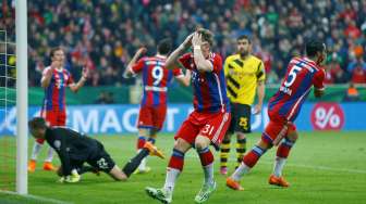 Reaksi pemain Bayern Munich Bastian Schweinsteiger (tengah) setelah gagal menjebol gawang Borussia Dortmund. Reuters/Michael Dalder