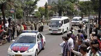 Jenazah Warga Negara Australia Andrew Chan dan Myuran Sukumaran tiba di Rumah Duka Abadi di Jalan Daan Mogot, Jakarta Barat, Rabu (29/4). [Suara.com/Kurniawan Mas'ud]