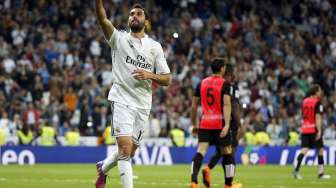 Bek Real Madrid, Alvaro Arbeloa merayakan gol saat Madrid menang 3-0 atas Almeria, Kamis (30/4) WIB. [REUTERS/Sergio Perez]